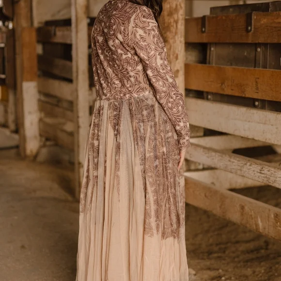 The Tooled Loretta - Picture 3 of 6